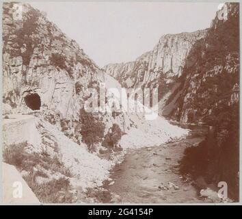 Blick auf die Sioule in der Auvergne mit einer Tunnelzange auf der linken Seite. Teil des Fotoalbums eines französischen Amateurfotografen mit Aufnahmen von Reisen in Frankreich, Spanien, Belgien, Luxemburg und den Niederlanden, den ersten Automobilen und Autorassen. Stockfoto