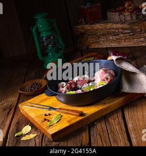 Roher ostfriesischer Snirtje-Braten mit Gewürzen. Stockfoto