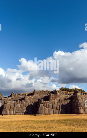 Sacsayhuaman Inka-Ruinen in Vertikal, Cusco, Peru. Stockfoto