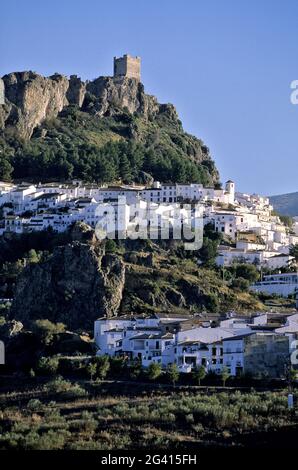 SPANIEN, ANDALUSIEN, WEISSE DÖRFER (PUEBLOS BLANCOS), DORF ZAHARA, RUINEN EINER MITTELALTERLICHEN BURG Stockfoto