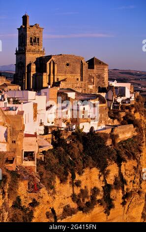 SPANIEN, ANDALUSIEN, REGION PUEBLOS BLANCOS, ARCOS DE LA CORREAS DORF AUF EINER KLIPPE Stockfoto