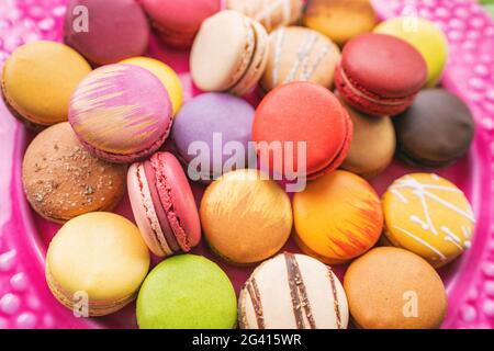 Viele Makronen auf dem Tisch. Zahlreiche bunte französische Macarongebäck Stockfoto