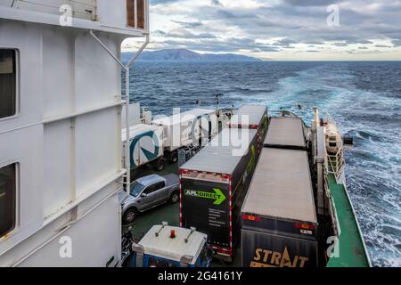 COOK STRAIT, NEUSEELAND - FEBRUAR 11 : Fähre überquert die Cook Strait in Neuseeland am 11. Februar 2012 Stockfoto