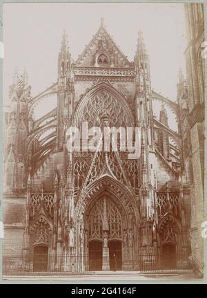 Fassade der Abbaye de la Trinité in Vendôme. Teil des Fotoalbums eines französischen Amateurfotografen mit Aufnahmen von Reisen in Frankreich, Spanien, Belgien, Luxemburg und den Niederlanden, den ersten Automobilen und Autorassen. Stockfoto