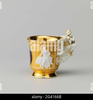 Tasse mit Porträts von Philips, Graf von Flandern und Maria van Hohenzollern-Sigmaringen. Der Kopf ist bunt bemalt mit den Porträts von Philips, dem Grafen von Flandern und seiner Frau Maria von Hohenzollern-Sigmaringen. Zusätzlich zu den Porträts auf den Köpfen in Keksrelief Hercules (?) Mit dem Löwen und Europa (?) Mit dem Stier. Die Ohren in Form einer geflügelten Figur in Keks, die ein glasiertes Wappen auf dem Schuss mit gekrönten Bündnisarmen des Paares und der sinnvollen Nichte ohne Gott hält. Der Kopf ist vergoldet, mit einem eingeschriebenen Vermiculé (?) - Muster. Unterschrift: Zepter w Stockfoto