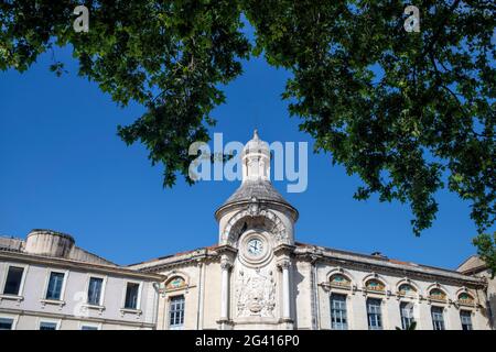 Uhr an der klassischen Kreuzung von Rue Jean Reboul und Boulevard Victor Hugo aus dem 19. Jahrhundert von der Arena Nimes France. Fassade des Lycee Alpho Stockfoto