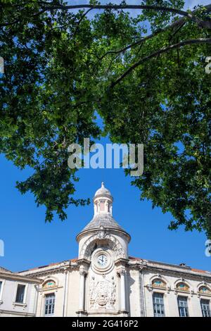 Uhr an der klassischen Kreuzung von Rue Jean Reboul und Boulevard Victor Hugo aus dem 19. Jahrhundert von der Arena Nimes France. Fassade des Lycee Alpho Stockfoto