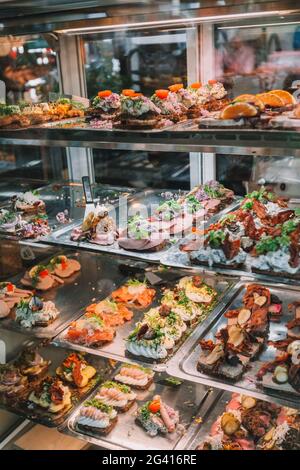 Kopenhagener Lebensmittelmarkt Restaurant mit offenen Sandwiches, lokale Delikatessen. Dänische Küche in Dänemark Reisen Stockfoto