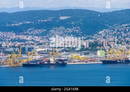 Triest, Italien. 13. Juni 2021. Ein Panoramablick auf Schiffe, die im Hafen festgemacht sind Stockfoto