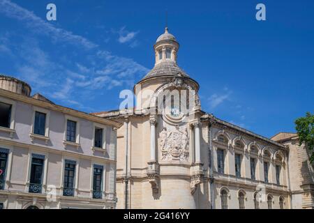 Uhr an der klassischen Kreuzung von Rue Jean Reboul und Boulevard Victor Hugo aus dem 19. Jahrhundert von der Arena Nimes France. Fassade des Lycee Alpho Stockfoto