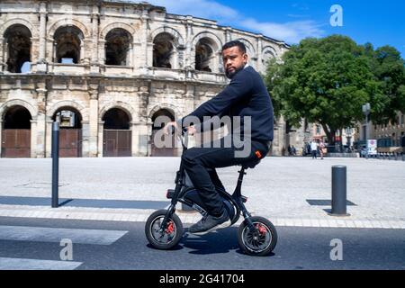 Elektroroller vor dem römischen Amphitheater, Arena, Stierkampfstadion Nimes, Gard Department, Languedoc-Roussilon, Frankreich Stockfoto