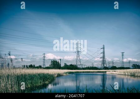 Elektrizitätswerk und See. Stockfoto