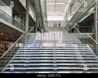 Treppen im futuristischen, von Norman Foster entworfenen Carré d'Art contempory Art Museum, Departement Nimes Gard, Region Oczitanie, Südfrankreich. Carr Stockfoto