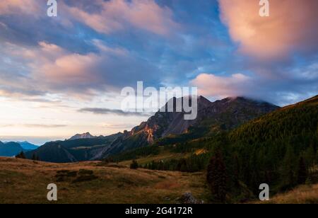 Sonnenaufgang auf dem Monte Bivera in den östlichen Karnischen Alpen in der Provinz Udine in der Region Friaul-Julisch Venetien. Italien Stockfoto