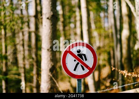 Verbotsschild - Passage ist verboten. Rotes rundes Schild mit einer schwarzen Silhouette eines durchgestrichenen Mannes. Ein Mann, der läuft. Stockfoto