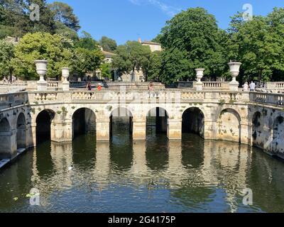 Les Jardins de la Fontaine, der Kanal mit dem Wasserstrahl in Nimes, Departement Gard, Languedoc-Roussilon, Frankreich Stockfoto