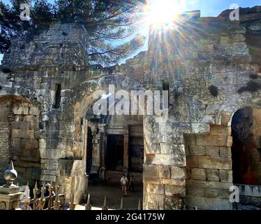 Tempel der Diana in Les Jardins de la Fontaine, der Kanal mit dem Wasserstrahl in Nimes, Departement Gard, Languedoc-Roussilon, Frankreich Stockfoto