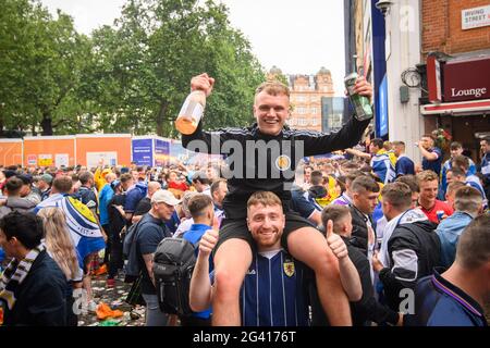 London, Großbritannien. 18. Juni 2021. Schottland-Fans treffen sich am Leicester Square in London vor dem UEFA Euro 2020-Spiel zwischen England und Schottland in Wembley. Bilddatum: Freitag, 18. Juni 2021. Bildnachweis sollte lauten: Matt Crossick/Empics/Alamy Live News Stockfoto