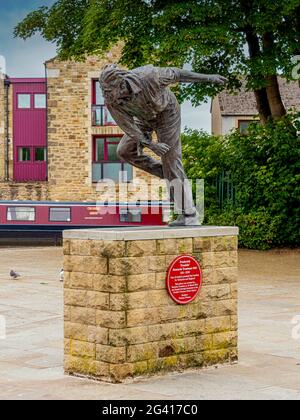 Statue von Frederick 'Freddie' Sewards Trueman OBE 1931-2006 in Skipton, Großbritannien. Bildhauer: Graham Ibbeson Stockfoto