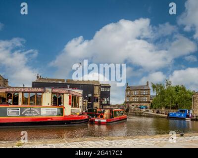 Vertäute Schmalbboote im Kanalbecken von Leeds und Liverpool Canal, Skipton, Großbritannien Stockfoto
