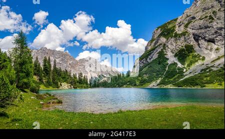 Blick auf den Seebensee mit dem Wettersteingebirge im Hintergrund, Ehrwald, Tirol, Österreich Stockfoto