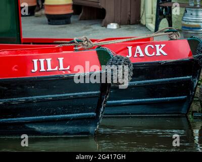 2 Narrowboats, eines namens Jack, das andere namens Jill, vertäuten auf dem Leeds und Liverpool Canal, Skipton, Großbritannien Stockfoto