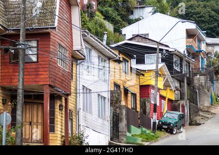 PUERTO MONTT, CHILE - 1. MÄRZ 2015: Bunte Häuser in Puerto Montt, Chile Stockfoto