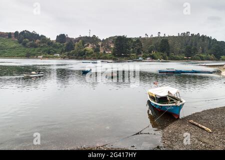 PUERTO MONTT, CHILE - 1. MÄRZ 2015: Kleine Fischerboote in Puerto Montt, Chile Stockfoto