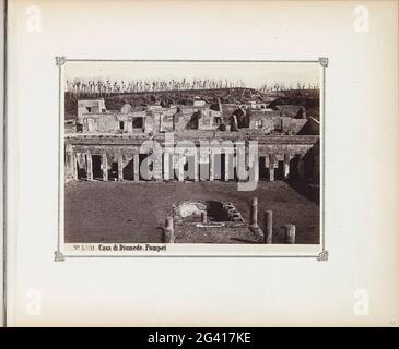 Überreste des Hauses von Diomedes in Pompeji; Casa di Diomede. Pompei. Teil des Fotoalbums mit Aufnahmen von Ausgrabungen in Pompeï von Giorgio Sommer. Stockfoto