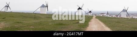 Panoramablick auf die historischen weißen Windmühlen von La Mancha über der Stadt Campo de Criptana Stockfoto