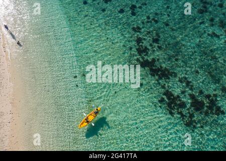 Luftaufnahme von zwei Personen im Kajak im Malamala Island Beach Club, Mala Mala Island, Mamanuca Group, Fidschi-Inseln, Südpazifik Stockfoto