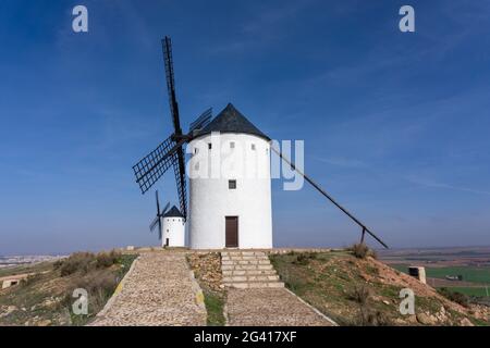 Die Windmühlen von La Mancha in den Hügeln über San Juan de Alcazar Stockfoto