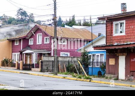 PUERTO MONTT, CHILE - 1. MÄRZ 2015: Bunte Häuser in Puerto Montt, Chile Stockfoto