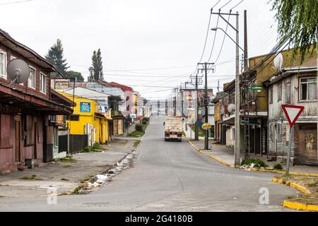 PUERTO MONTT, CHILE - 1. MÄRZ 2015: Bunte Häuser in Puerto Montt, Chile Stockfoto