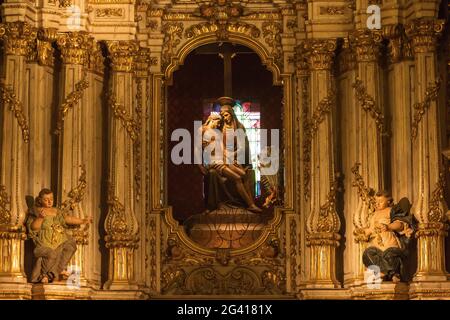 SPANIEN. KATALONIEN. KIRCHE VON CASTILLO DE EMPURIES Stockfoto