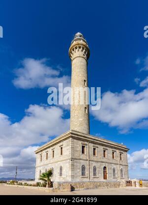 Vertikale Nahaufnahme des Leuchtturms von Cape Palos in Spanien Stockfoto
