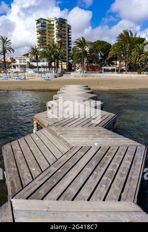 Strand und Mittelmeer in der Stadt San Javier an der Küste von Murcia Stockfoto