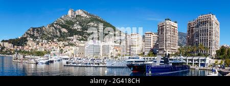 Panoramablick auf den Hafen von Cape d'Ail und Hotels im Stadtteil Fontvielle von Monaco Stockfoto