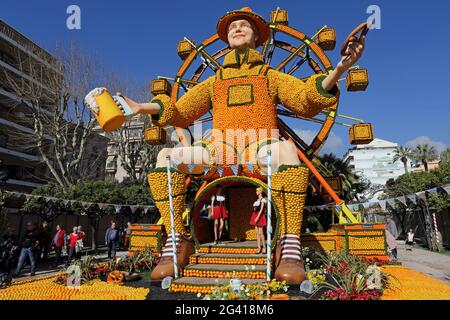 Oktoberfest-Installation für das Zitronenfest, Menton, Provence-Alpes-Côte d'Azur, Frankreich Stockfoto