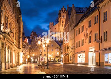Reichenstraße in der Altstadt von Füssen mit Blick auf das hohe Schloss, Allgäu, Bayern, Deutschland Stockfoto