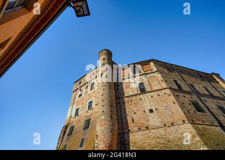 Blick auf Castello di Roddi, Roddi, Provinz Cuneo, Piemont, Italien, Europa Stockfoto