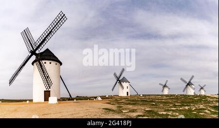 Ein Panoramablick auf die historischen weißen Windmühlen von La Mancha oberhalb der Stadt Campo de Criptana Stockfoto