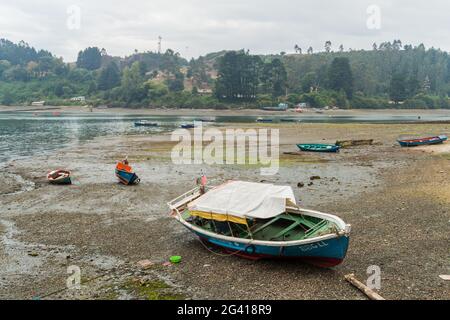 PUERTO MONTT, CHILE - 1. MÄRZ 2015: Fischerboote in einem Hafen von Puerto Montt, Chile Stockfoto