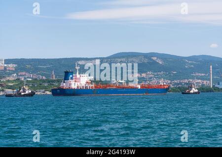 Triest, Italien. 13. Juni 2021. Ein Panoramablick auf Schiffe, die im Hafen festgemacht sind Stockfoto