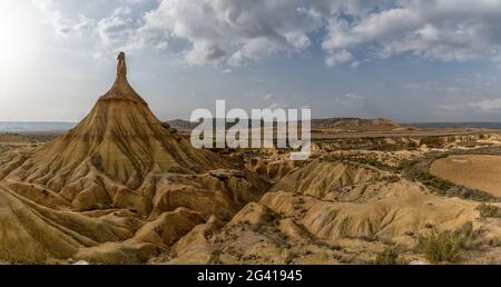 Ein Panoramablick auf die Castildetierra Klippe und Wüste Grasland In der Wüste Bardenas Reales in Nordspanien Stockfoto