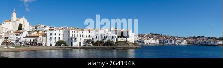 Panoramablick auf das idyllische Küstendorf Cadaques in Katalonien Stockfoto