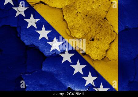 Flagge von Bosnien und Herzegowina auf rissige Wand gemalt Stockfoto