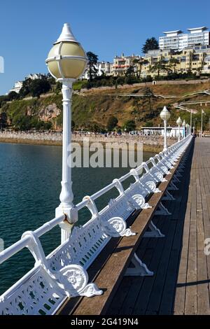 TORQUAY, Devon/GROSSBRITANNIEN - Juli 28: Die Pier in Torbay Devon am 28. Juli 2012. Nicht identifizierte Personen. Stockfoto