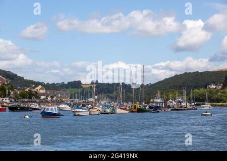 DARTMOUTH, DEVON/UK - JULI 28 : Blick auf verschiedene Boote, die am 28. Juli 2012 auf dem River Dart in Dartmouth Devon festgemacht wurden. Nicht Identifiziert Stockfoto