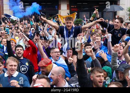 LONDON, ENGLAND, 18 2021. JUNI, Schottland-Fans, bekannt als „die Tartan Army“-Party auf dem Leicester Square, bevor England gegen Schottland bei der UEFA-Fußball-Europameisterschaft im Wembley-Stadion am Freitag, dem 18. Juni 2021 zusammenspielen. (Quelle: Lucy North, Mi News) Stockfoto